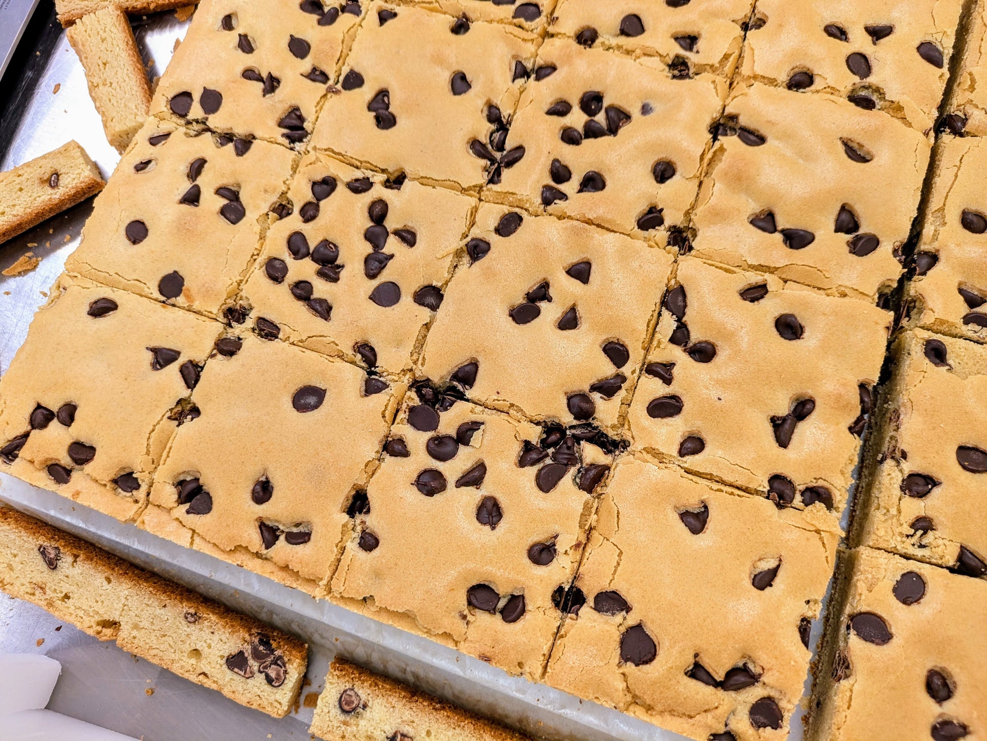 Large Chocolate Chip Blondie pan
